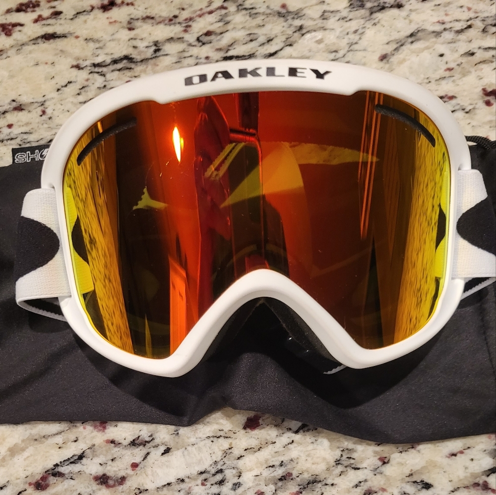 Oakley ski/snowboarding goggles